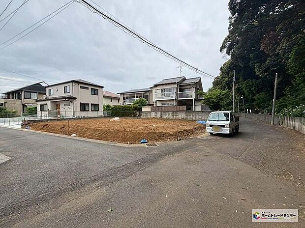 【前面道路含む現地写真】一戸建ての大きなメリットは、「自分の土地」を自由に使えること。好きなペットが飼えるほか、ガーデニングやＤＩＹ、車やバイクの手入れなど様々な趣味を楽しめます♪