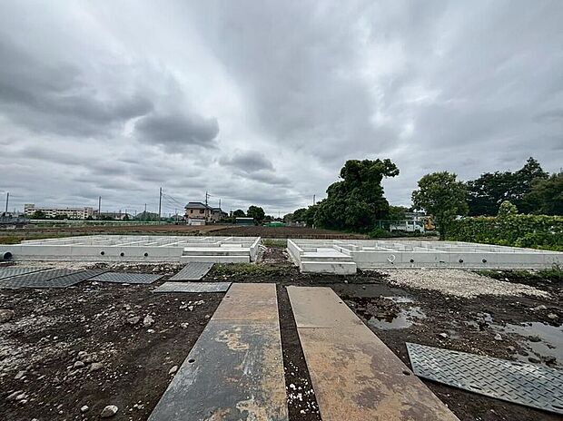 【現地外観写真】一戸建ての大きなメリットは、「自分の土地」を自由に使えること。好きなペットが飼えるほか、ガーデニングやＤＩＹ、車やバイクの手入れなど様々な趣味を楽しめます♪