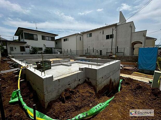 【現地外観写真】一戸建ての大きなメリットは、「自分の土地」を自由に使えること。好きなペットが飼えるほか、ガーデニングやＤＩＹ、車やバイクの手入れなど様々な趣味を楽しめます♪