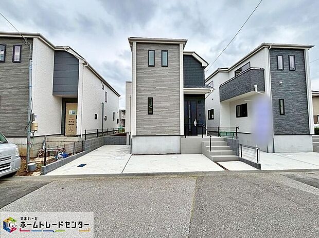 【現地外観写真】[B号棟]小・中学校まで徒歩9分以内の、お子様も無理なく通学できる立地です！学年が上がるにつきクラブや部活、委員会などで下校時間が遅くなる日も安心です♪