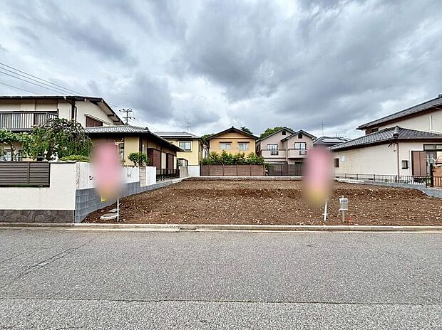 【現地外観写真】一戸建ての大きなメリットは、「自分の土地」を自由に使えること。好きなペットが飼えるほか、ガーデニングやＤＩＹ、車やバイクの手入れなど様々な趣味を楽しめます♪