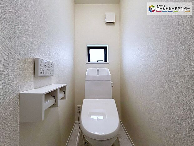 【トイレ】窓付きのトイレスペース。陽射し差し込む明るい空間となっております。また、換気環境も良好です。冬でも安心の温水洗浄便座♪