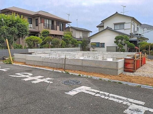 【現地外観写真】一戸建ての大きなメリットは、「自分の土地」を自由に使えること。好きなペットが飼えるほか、ガーデニングやDIY、車やバイクの手入れなど様々な趣味を楽しめます♪