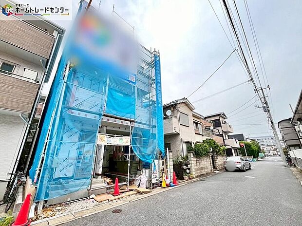 【前面道路含む現地写真】南からの陽光たっぷり降りそそぐ明るいお住まいです。どのお部屋も、採光良好な風通しの良い快適な空間となっております。