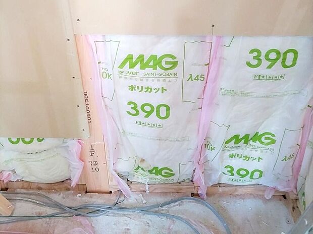 【【断熱材】】断熱材は建物の壁体等から外部への熱の流出、外部からの熱の侵入を防ぐためのもの。 断熱材を床下、壁面、天井面等に隙間なく敷き詰めています。