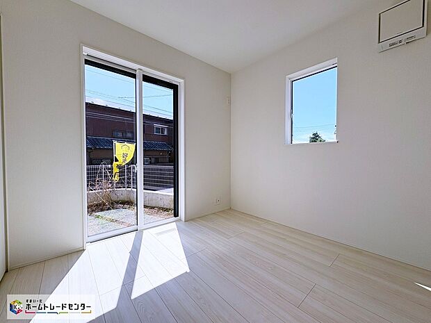 【リビング以外の居室】☆7号棟居室☆
採光良好な明るい室内。木の温もりがやさしいフローリングは安らぎをもたらすプライベート空間。