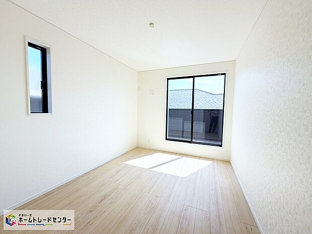 【リビング以外の居室】≪Room≫1号棟
お陽さまの光をさわやかな風をたっぷりとりこめます。室内はいつも明るい印象なので気持ちの良い朝を迎えられます。毎日の生活も明るくなりそう♪