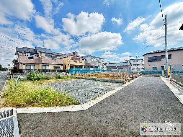 【前面道路含む現地写真】前面道路は約4m。通り抜けできない区画なので、車の往来が少なく小さいお子様も安心です。車の駐車も落ち着いてできますね。