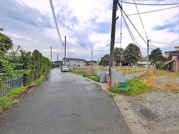 【前面道路含む現地写真】前道が5.4~5.5mあるので、車庫入れが苦手な方でも安心して入れられます♪
車通りも少ないので、小さなお子様がいても安心です!