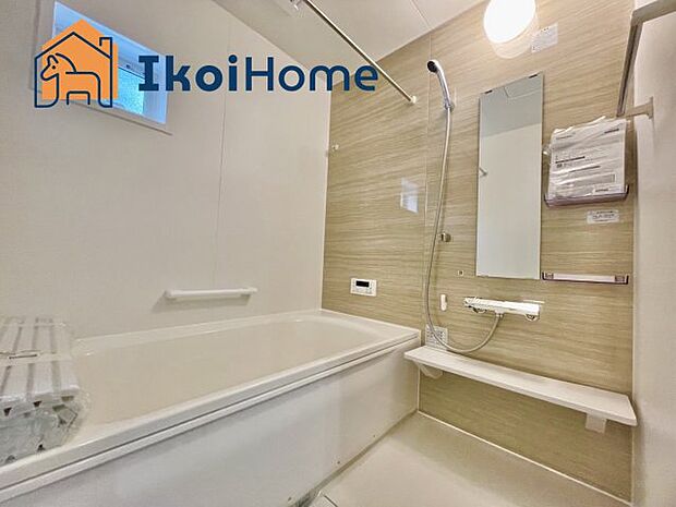 【浴槽】段差がないタイプの浴槽なので身長が高い方でもゆったりと足を延ばして入ることができます。