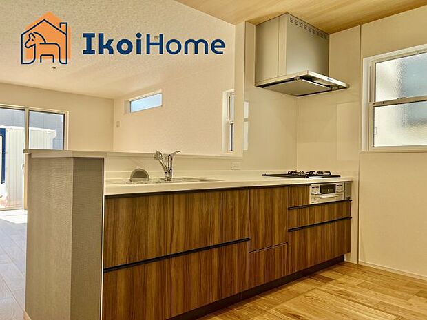 【キッチン】カウンターキッチンは開放的な雰囲気があり、リビングとダイニングが一体化した空間を作り出しています。