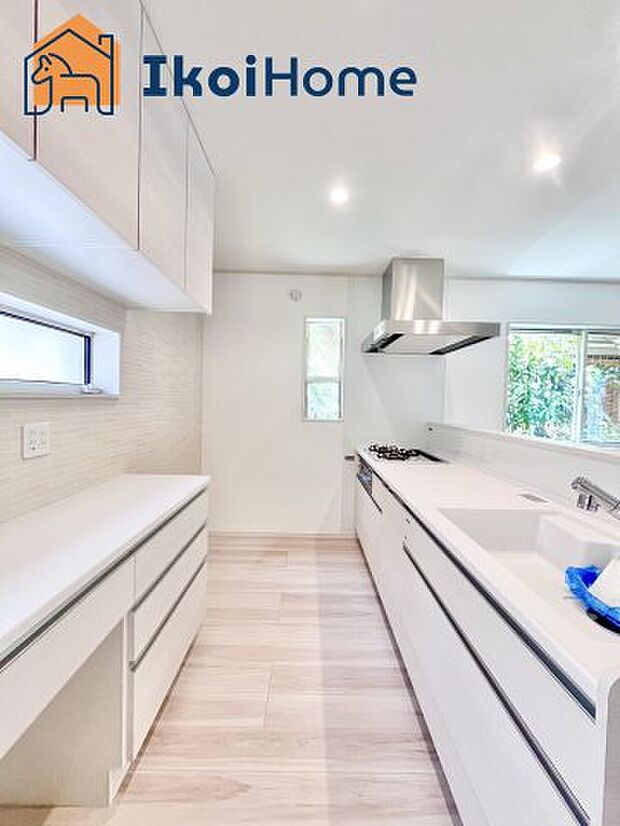 【キッチン】【ホームページに現地動画掲載中】●年中無休:当日予約可●同色のカップボードが備え付け