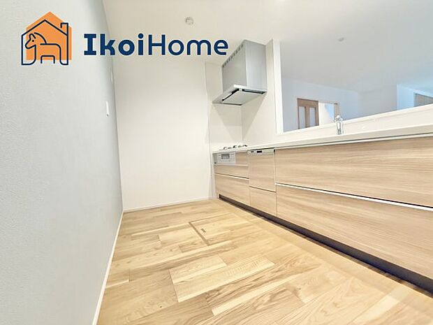 【キッチン】カウンターキッチンは開放的な雰囲気があり、リビングとダイニングが一体化した空間を作り出しています。