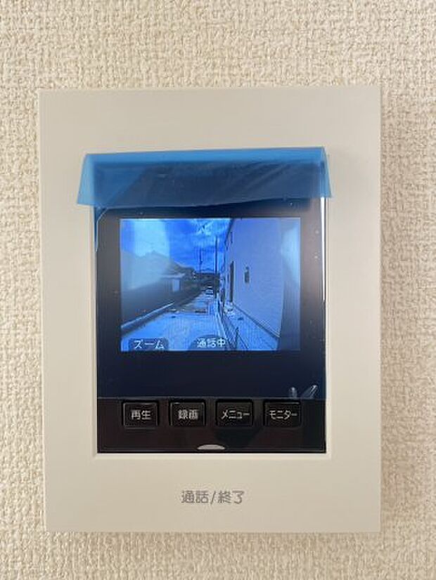 【モニターホン】カラーモニターインターホンになります。玄関先まで行かずにモニターで確認できるので、助かりますね。