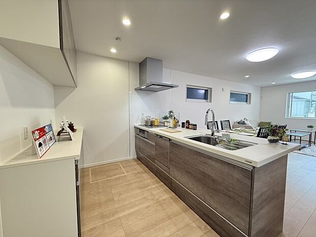 【キッチン】カウンターキッチンは開放的な雰囲気があり、リビングとダイニングが一体化した空間を作り出しています。