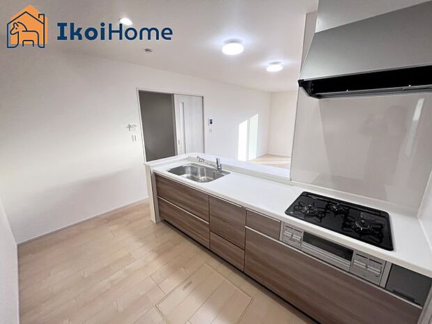 【キッチン】施工事例:カウンターキッチンは開放的な雰囲気があり、リビングとダイニングが一体化した空間を作り出しています。