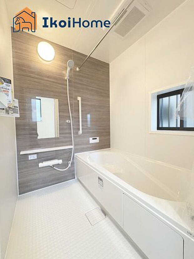 【お風呂】一般的な畳2枚分の浴室の広さになっています。お子様と一緒に入っても狭くありません。