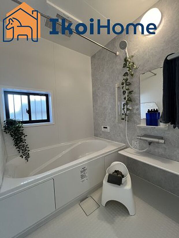 【風呂】◆同社施工例◆足を伸ばしてご入浴いただけるゆったりとした浴槽です。ベンチタイプで半身浴も可能です。