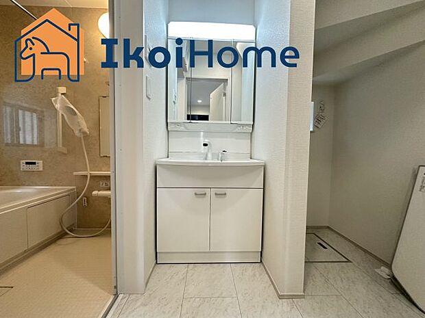 【洗面台】◆同社施工例◆三面鏡で左右や後ろ髪のセットもしやすく、非常に便利です。また、鏡の後ろも収納ができるので、洗面周りもスッキリします。