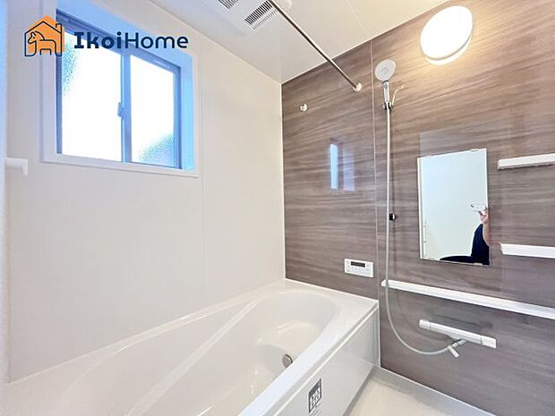 【お風呂】一般的な畳2枚分の浴室の広さになっています。お子様と一緒に入っても狭くありません。