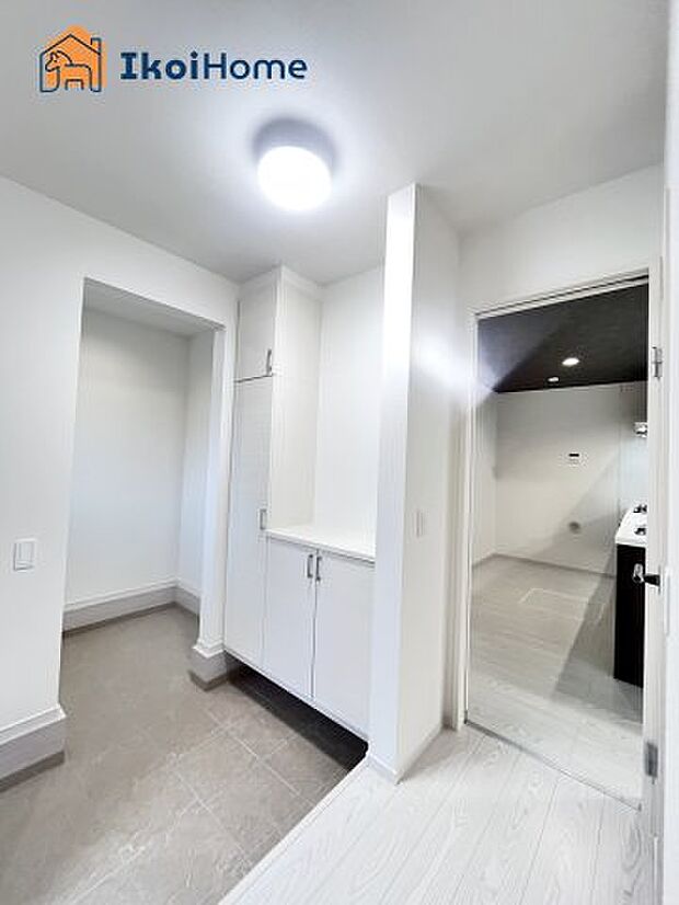 【シューズインクローゼット】収納スペースが広いので、釣り道具やゴルフバック、キャンプ道具、お子様の遊び道具等を収納することができます。