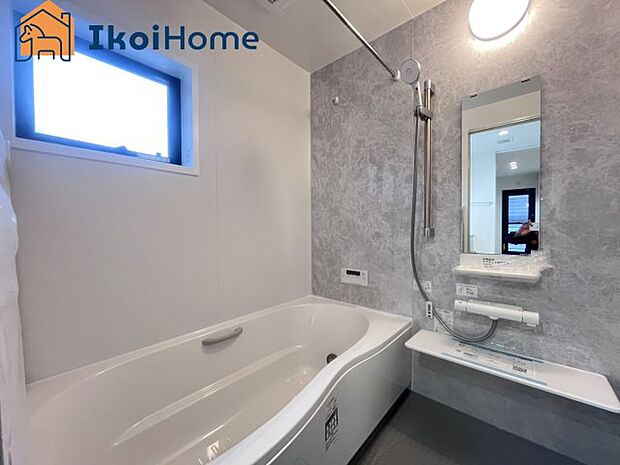 【お風呂】一般的な畳2枚分の浴室の広さになっています。お子様と一緒に入っても狭くありません。