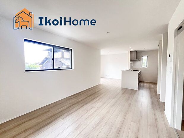 【居間・リビング】【ホームページに現地動画掲載中】●年中無休:当日予約可●18帖あるLDKだからこそ開放感があります!