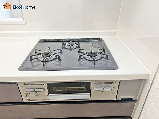 【キッチン】【ホームページに現地動画掲載中】●年中無休:当日予約可●三口コンロには火口にSIセンサーを搭載!