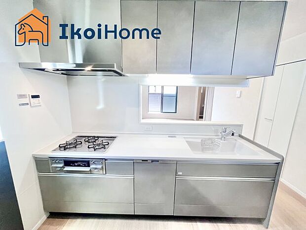 【キッチン】配膳がしやすく、水羽や油跳ねを防止することができるのでキッチンのお掃除も楽ちんです。