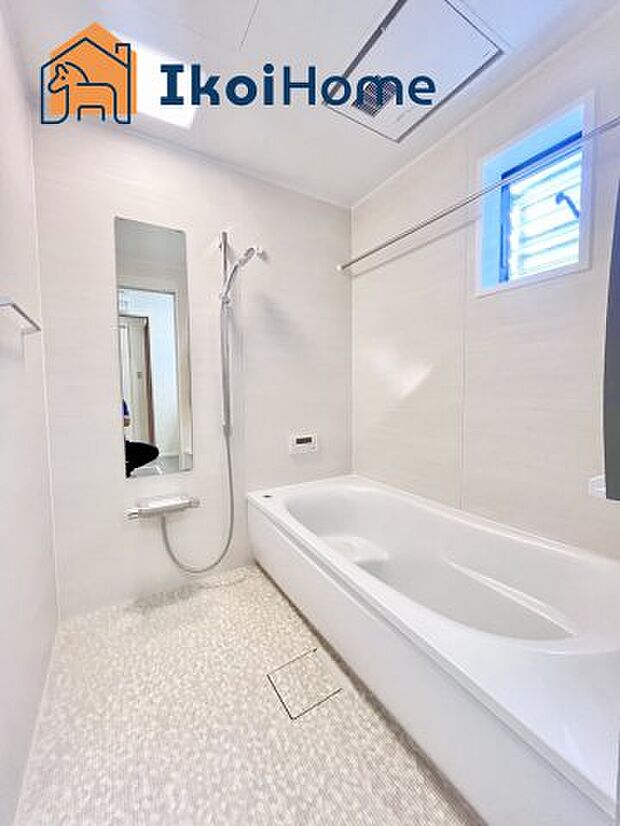 【お風呂】一般的な畳2枚分の浴室の広さになっています。お子様と一緒に入っても狭くありません。