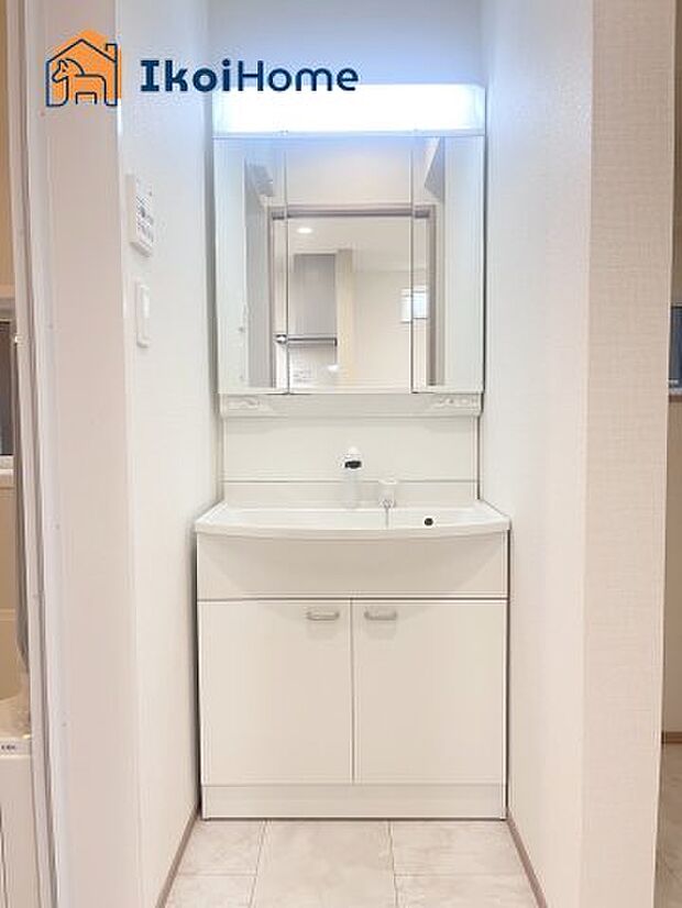 【洗面台】三面鏡で左右や後ろ髪のセットもしやすく、非常に便利です。また、鏡の後ろも収納ができるので、洗面周りもスッキリします。