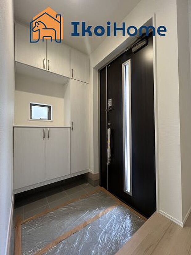 【シューズボックス】小窓がありますので、明るく通風良好です。