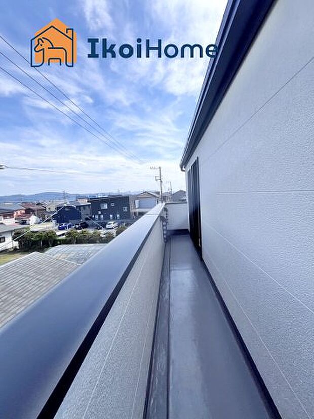【バルコニー】屋根がないですがバルコニー屋根は約8万円から設置することも可能です。