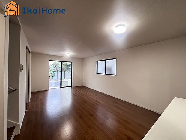 【居間・リビング】【ホームページに現地動画掲載中】●年中無休:当日予約可●リビングは長方形で家具を配置しやすい間取り。