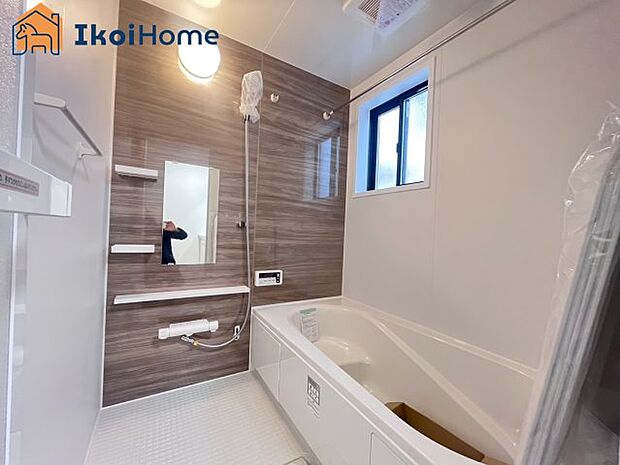 【お風呂】一般的な畳2枚分の浴室の広さになっています。お子様と一緒に入っても狭くありません。