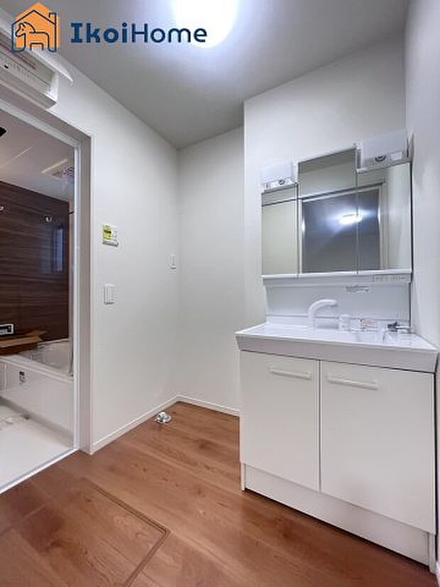 【洗面台】三面鏡で左右や後ろ髪のセットもしやすく、非常に便利です。また、鏡の後ろも収納ができるので、洗面周りもスッキリします。