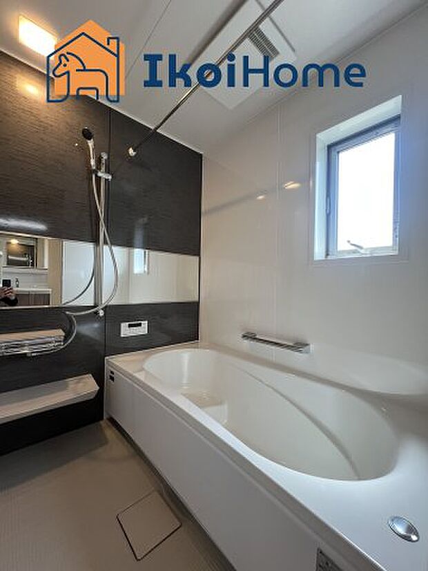 【お風呂】一般的な畳2枚分の浴室の広さになっています。お子様と一緒に入っても狭くありません。