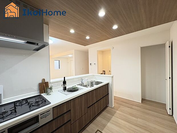 【キッチン】カウンターキッチンは開放的な雰囲気があり、リビングとダイニングが一体化した空間を作り出しています。