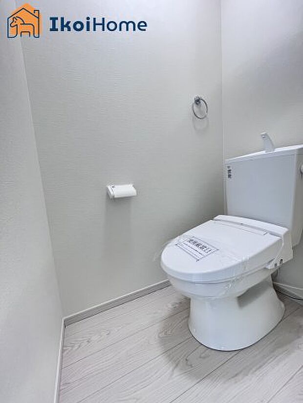 【トイレ】トイレには温水洗浄便座機能付きで、冬も便座が冷たくないので腰冷えを避けられます。