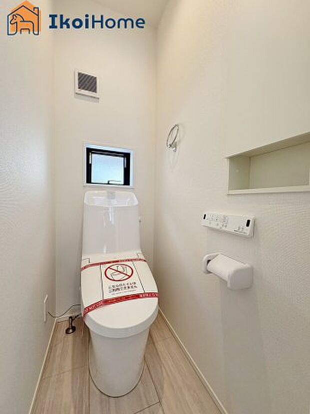 【トイレ】トイレには温水洗浄便座機能付きで、冬も便座が冷たくないので腰冷えを避けられます。