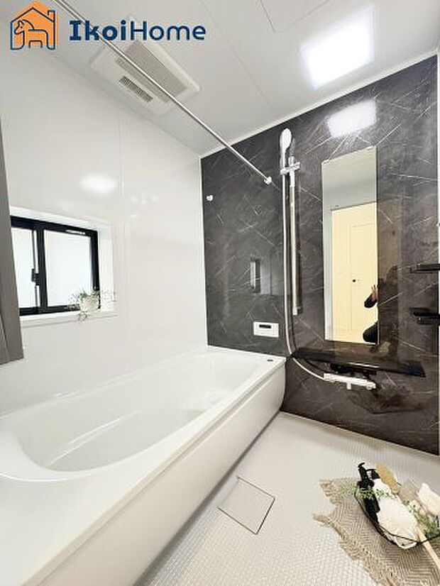 【お風呂】一般的な畳2枚分の浴室の広さになっています。お子様と一緒に入っても狭くありません。