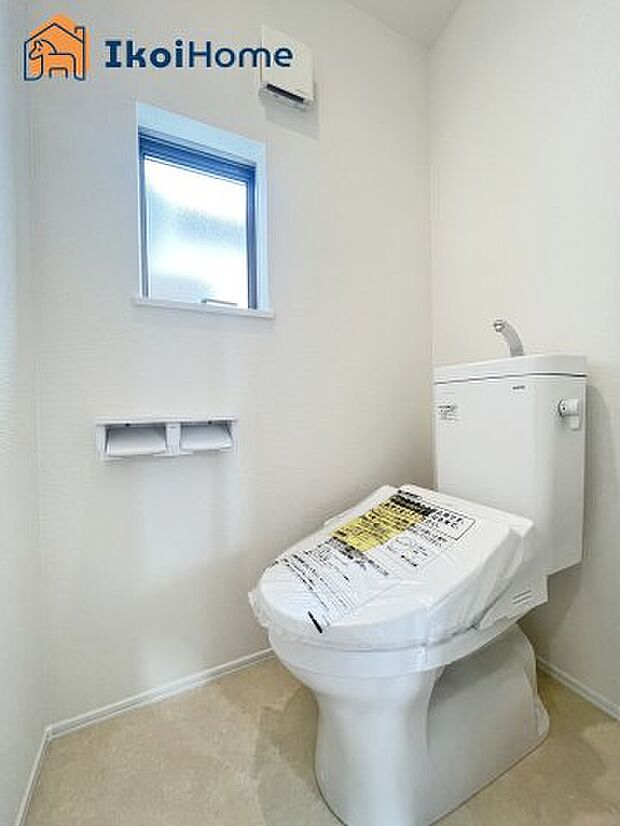 【トイレ】◆同社施工例◆トイレには温水洗浄便座機能付きで、冬も便座が冷たくないので腰冷えを避けられます。