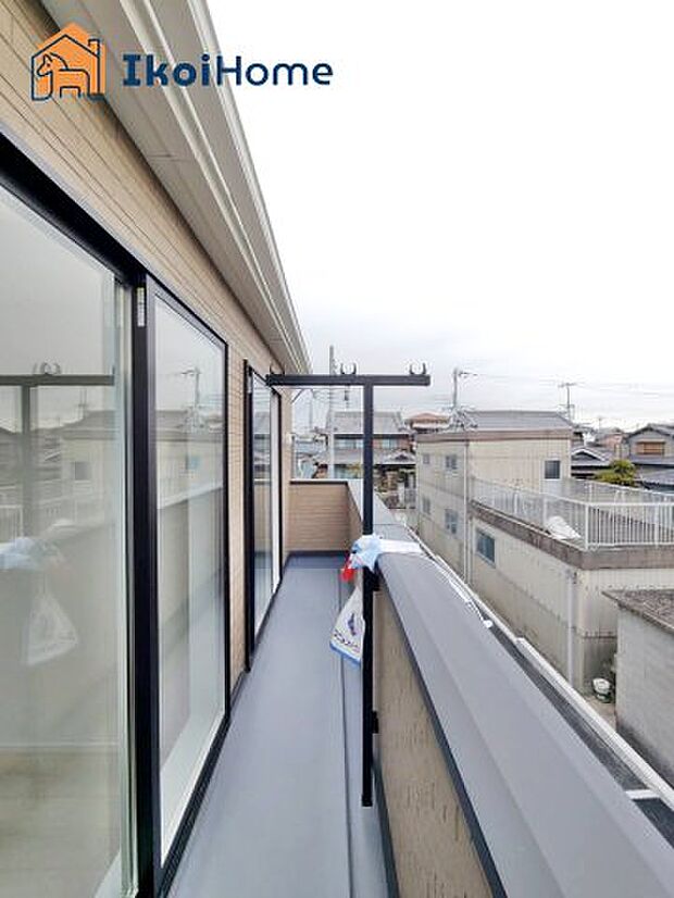【バルコニー】◆同社施工例◆屋根がないですがバルコニー屋根は約8万円から設置することも可能です。