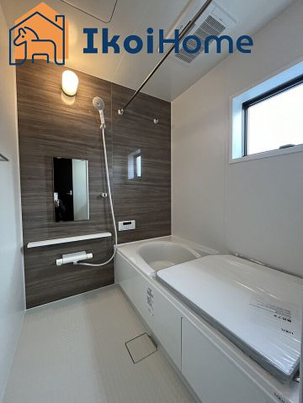 【風呂】◆同社施工例◆足を伸ばしてご入浴いただけるゆったりとした浴槽です。ベンチタイプで半身浴も可能です。