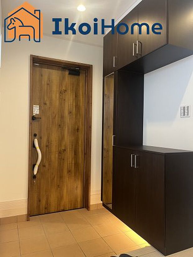 【玄関】◆同社施工例◆収納できる場所が多く家族が多い方、靴を集めることが好きな方、いろいろな方が便利に使うことができます。