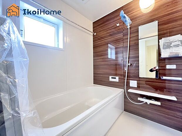 【お風呂】一般的な畳2枚分の浴室の広さになっています。お子様と一緒に入っても狭くありません。