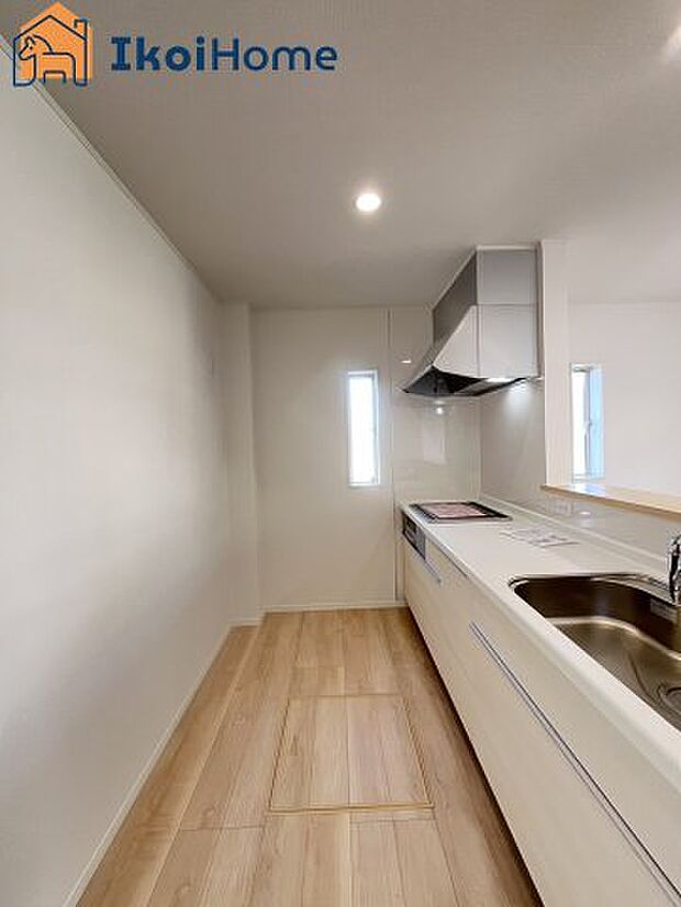 【キッチン】カウンターキッチンは開放的な雰囲気があり、リビングとダイニングが一体化した空間を作り出しています。