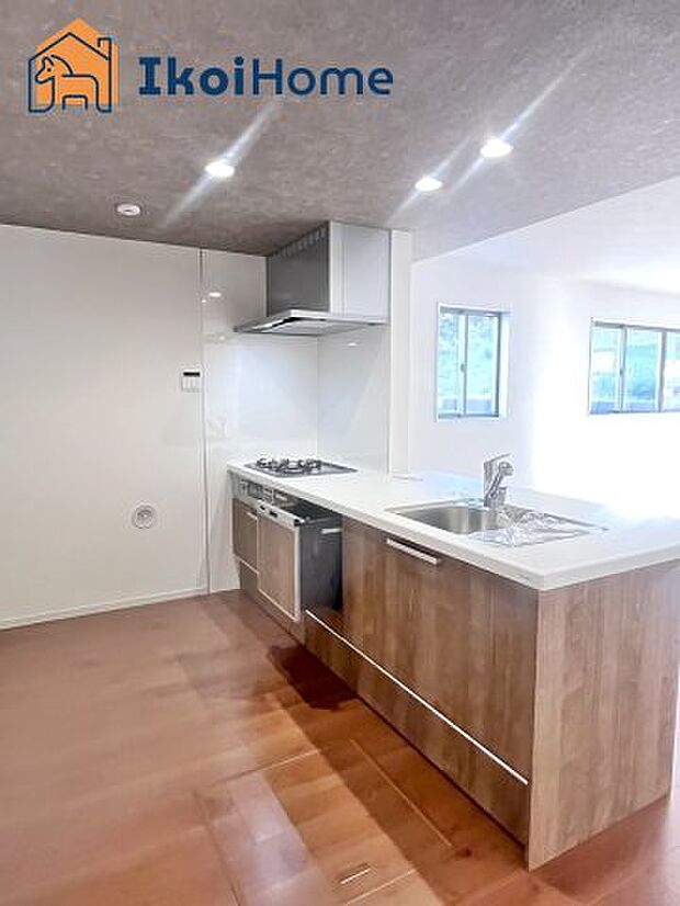 【キッチン】【ホームページに現地動画掲載中】●年中無休:当日予約可●人気の対面式のキッチンで明るく使いやすです!