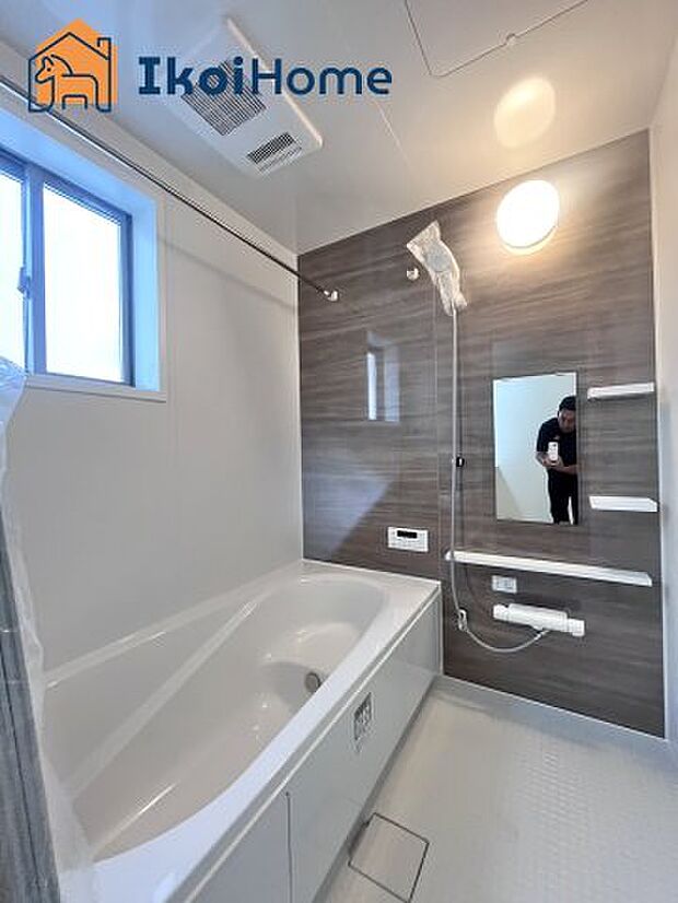 【お風呂】一般的な畳2枚分の浴室の広さになっています。お子様と一緒に入っても狭くありません。