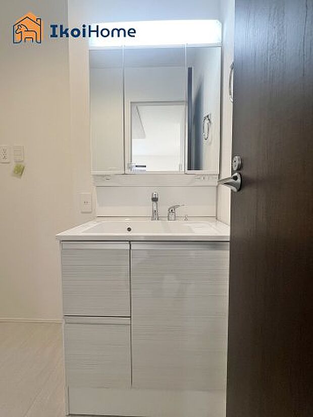 【洗面台】三面鏡で左右や後ろ髪のセットもしやすく、非常に便利です。また、鏡の後ろも収納ができるので、洗面周りもスッキリします。